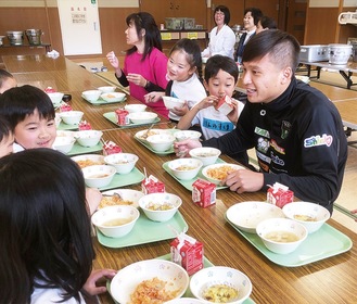 子どもたちと一緒に給食を食べる田中選手