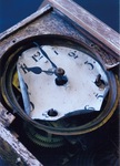 長崎で原爆が投下された11時２分を指して止まった柱時計＝写真集『被爆』より