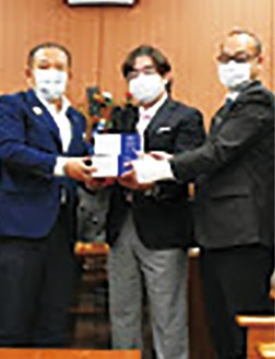左から本村市長、浅井理事長、阿部代表