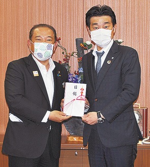 田中社長(右)と本村賢太郎市長