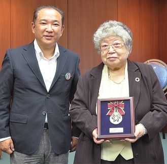 表彰のメダルを本村市長から受け取る座間さん