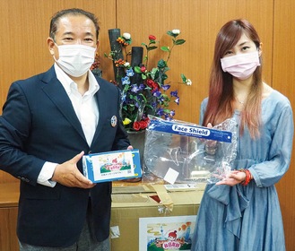本村市長に感染症対策物品を渡す大岡さん（右）