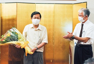 長年の労をねぎらい、花束を贈られた浦上理事長（左）