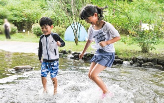 梅雨明けを喜び、川ではしゃいでいる子どもたち＝１日、相模川自然の村公園