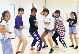 倉増さん（左から３人目）率いるダンスサークル「Ｓ．Ｎ．Ｄ．Ｆ」のメンバー
