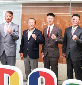 撮影に応じる本村賢太郎市長（左から２番目）と中谷潤人選手（同３番目）。左端は父親の中谷澄人さん、右端は所属ジムの村野健オーナー＝17日、市役所