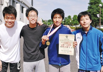 優勝した小野選手（右から２人目）と駅伝に出場する３年生男子メンバー