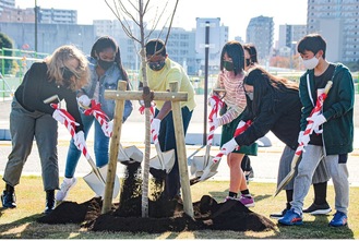 米軍相模原住宅地区にあるアーン小学校と、近隣の向陽小学校の代表児童による記念植樹＝14日