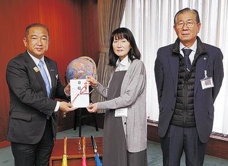 本村市長（左）に目録を手渡す向垣内社長と岡野清重営業部長
