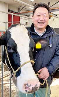 牛と触れ合う河合教授