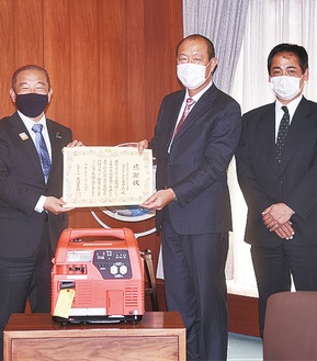 本村市長（左）に発電機を贈った齋藤支部長と篠崎副支部長＝昨年12月24日、相模原市役所