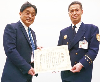 感謝状を受け取る高野靖悟名誉院長（左）