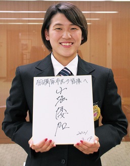 競泳の400ｍと800ｍの女子自由形で東京五輪代表に内定した小堀さん＝2月19日、相模原市役所訪問時に撮影