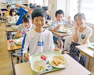 感染対策のため食事中の私語は慎みながらも、年に１度の特別な献立に笑顔の児童たち＝11日