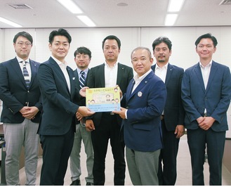 市役所を訪れ、本村市長（前列右）へ絵本を寄贈する染谷会長と相模原YEGメンバー＝6日