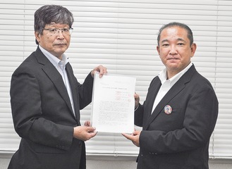 提言書を本村市長に提出する吉坂会長（左）＝８日