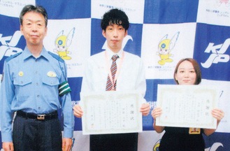感謝状を手に笑顔の大中さん（右）、伊藤さん（中央）と森元署長
