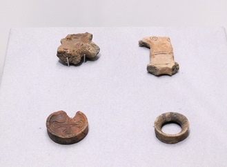 川尻石器時代遺跡からみつかった土偶（上段）、耳飾り（下段）