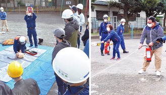 市消防職員らの指導の下、ＡＥＤの使用体験（左）や初期消火の訓練に取り組む地域住民ら＝７日、大野小学校