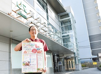 会場となる南橋本駅西口でポスターを掲げる同会・森山勝徳さん