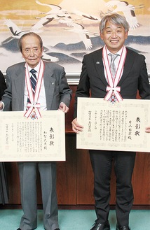 市民文化表彰を受賞した和智氏（左）と片山氏＝11月20日