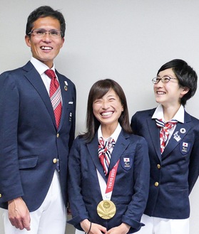 どこまでも仲が良い「チーム道下」の（左から）志田さん、道下選手、青山さん＝市スポーツ協会提供写真
