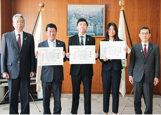 左から相模原市まち・みどり公社の北村理事長、相模原事務用品協同組合の浦上代表理事、松尾商行の中橋常務、佐藤恵美子さん、同公社の熊坂誠常務理事＝20日