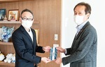 横浜こどもホスピスで田川代表に寄付金を手渡す高木さん（左）＝提供