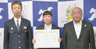 森元署長（左）から感謝状を受け取った石井さん（中央）と大貫憲一支店長