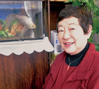 金魚のまー坊を飼育する小林さん