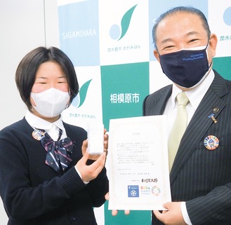 尊敬する本村市長と並び、笑顔を見せる嘉手納杏果さん（左）