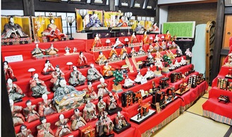 江戸から昭和までのひな人形が展示されている会場＝18日