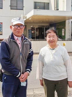 ドライバーの大和田幹男さん（左）と世話人の皆川民代さん