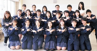 昨年12月に行われた県合唱祭で教育長賞を受賞した合唱部メンバー＝4月2日、相模原弥栄高校