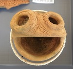 カエルの顔のような形が特徴的な釣手土器