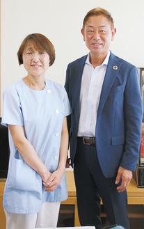 相模福祉村の赤間源太郎理事長（右）とたんぽぽの家に勤務する栄養士の木下美穂さん