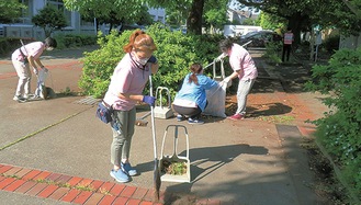 相模田名高校周辺を清掃する相模福祉村の職員