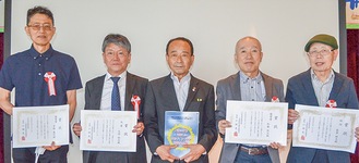 久保さん（左から２人目）ほか入賞者（１人欠席・中央は小林会長）