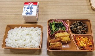 6月21日に開かれた第1回学校給食あり方検討委員会の試食会で提供されたデリバリー方式の給食