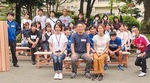 完成したベンチに座る参加者。中央が丹羽さん、その左隣が間宮さん