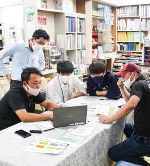 左後列が浦上社長、前列左から松下社長、里薗さん、金子さん、丸山さん＝8月18日、菊屋浦上商事