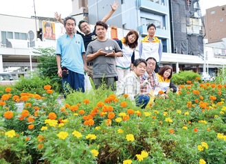 花壇を管理しているメンバー。左から２番目が山田さん、３番目が鈴木理事長＝９月８日