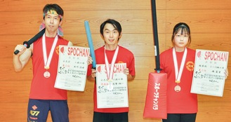 表彰状を手にする左から西川選手、能勢選手、磯選手