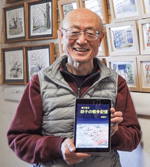 ギャラリーとして一般公開している自宅で電子書籍を紹介する加藤さん