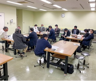 第2回の会合で話し合う実行委員会メンバー＝2月28日、田名公民館