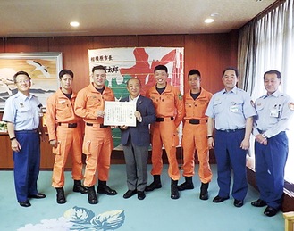 本村市長を訪問した隊員ら（写真は市消防局提供）