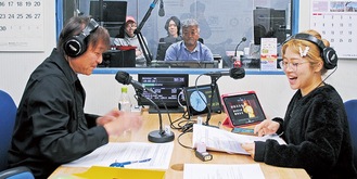 生放送中の柴田さん（左）と南川さん＝4月5日