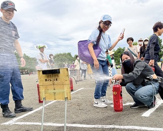 初期消火訓練に取り組むカンボジア出身の女性