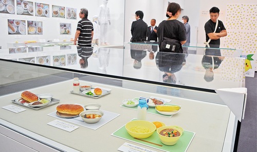 年代ごとに提供されていたメニューのサンプルが展示され話題を集めている