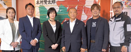 イベント主催者が本村賢太郎市長＝右から３人目＝を表敬訪問したときの様子（8月28日）。左から３人目が正谷さん
